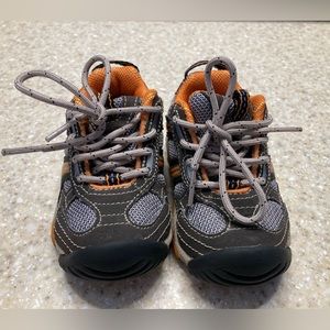 EUC Stride Rite Size 5W boys tennis shoes.